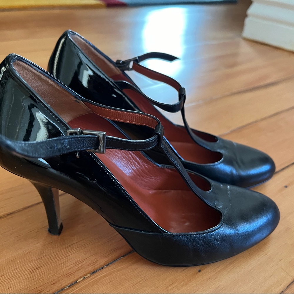 Comfortable and chic Italian shoes size 35EU. Heel 2.75”